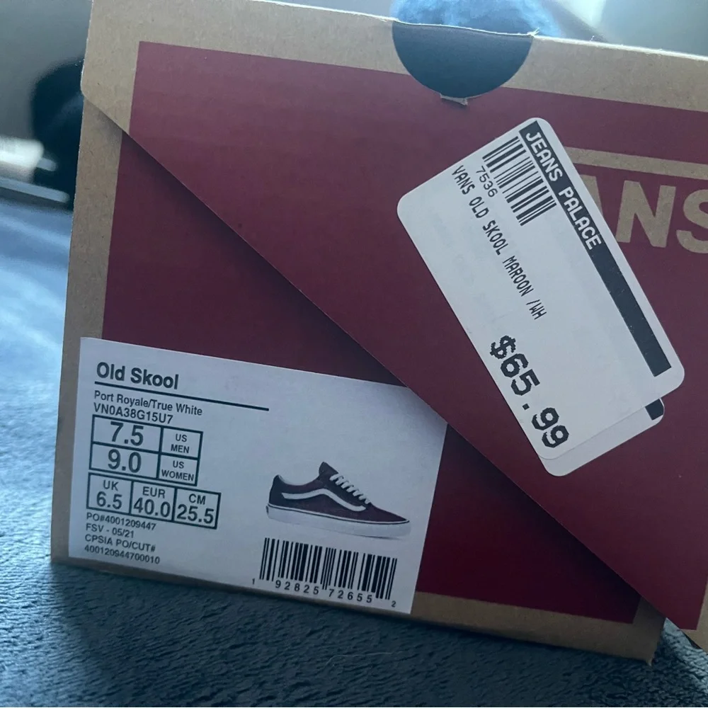 Selling my brand new unworn vans - Picture 2 of 3
